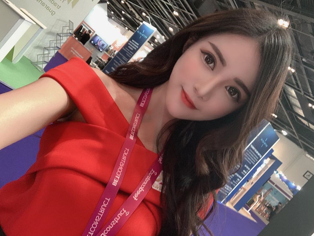 雙水汪有神的大眼睛  就算不展顏笑也很讓人著迷~小仙女Vivi - 美女圖 -