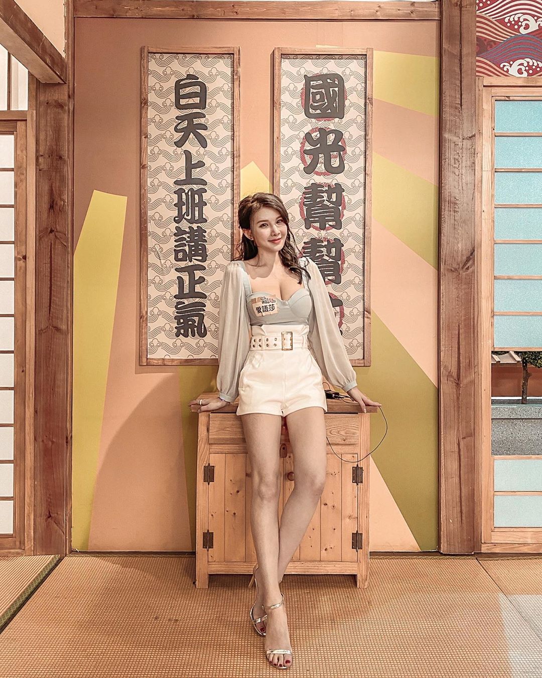 在戶外攀岩爬山的角度完美地展現Ｓ曲線  還有最惹人注目的「飽滿蜜桃」~愛語莎Vanessa - 美女圖 -