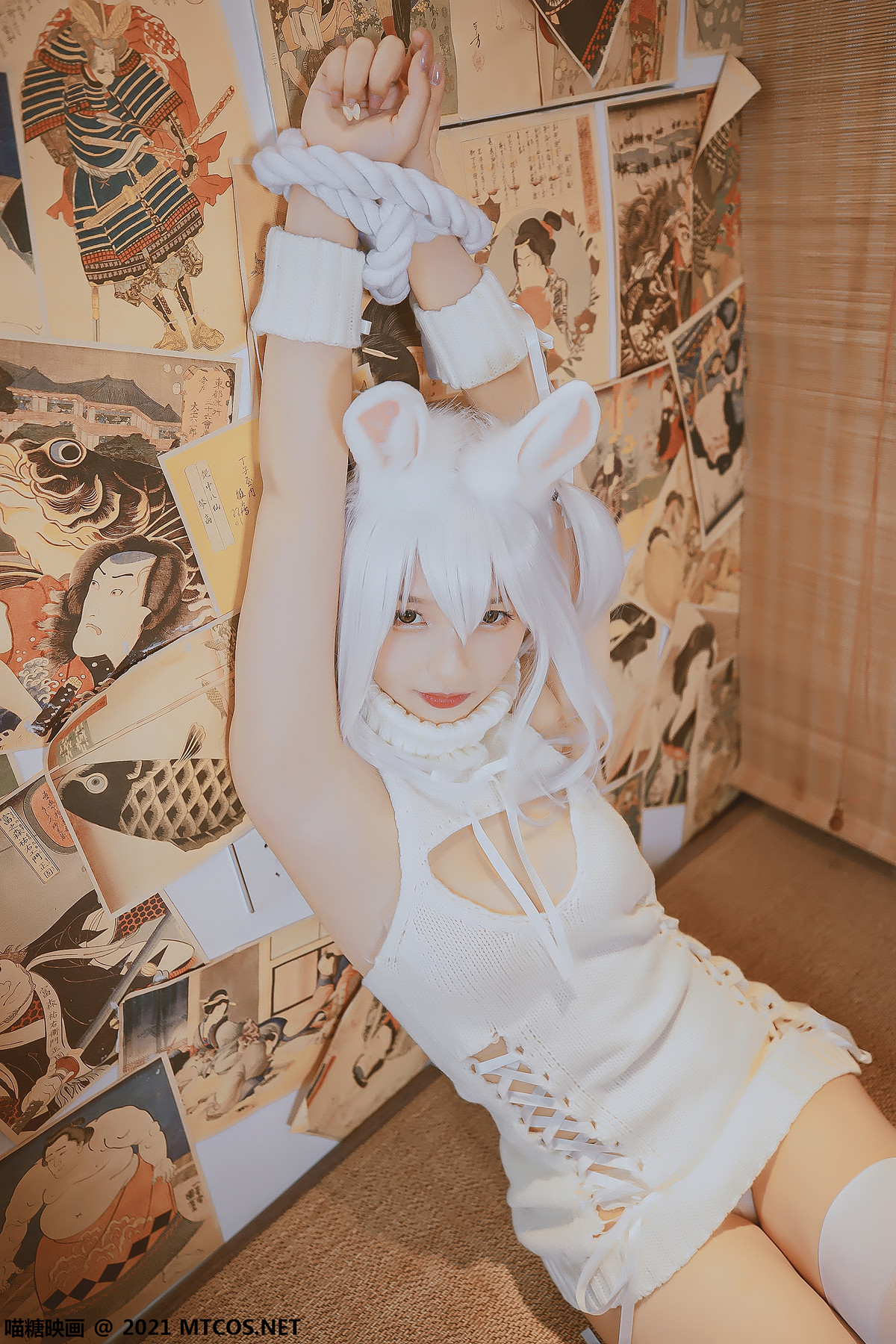 白色兔耳美女私房床上性感開胸毛衣秀完美身材豪乳誘惑寫真 - COSPLAY -