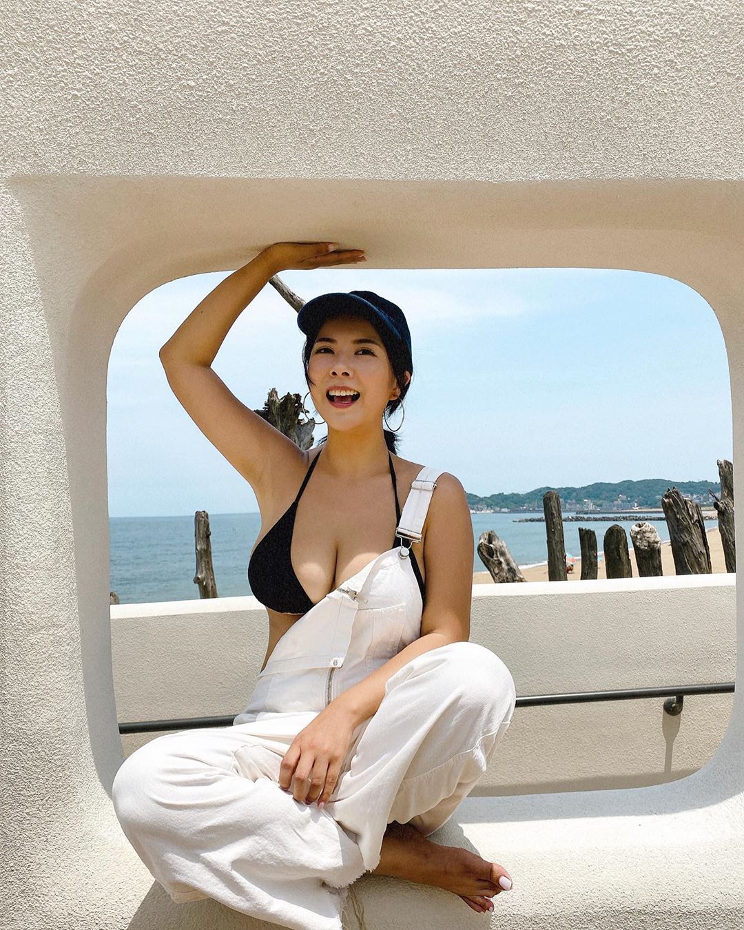 換上比基尼，那一點點布料都快包覆不住溢出的乳量~Amber - 美女圖 -