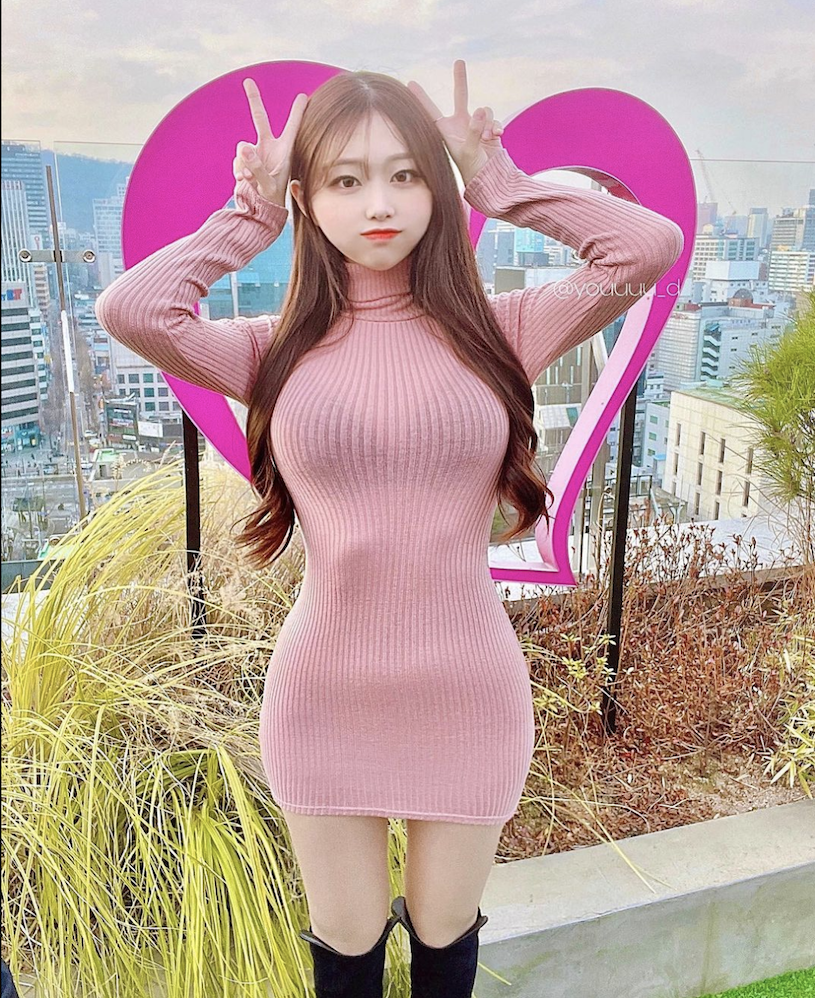 高顏值「OL制服美女」美腿視角好強大！飽滿好身材魅力滿分啊