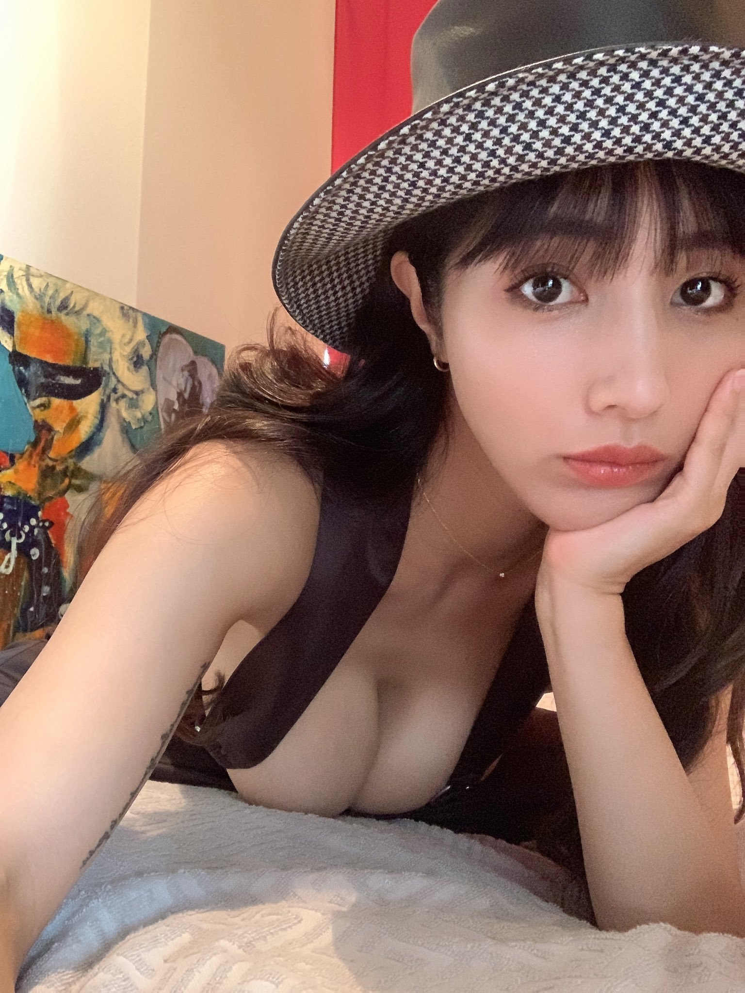 【球盟会】尺度超大！G 乳女神「渡邊萬美」上空一絲不掛 胸前比出「這一動作」狂掀話題
