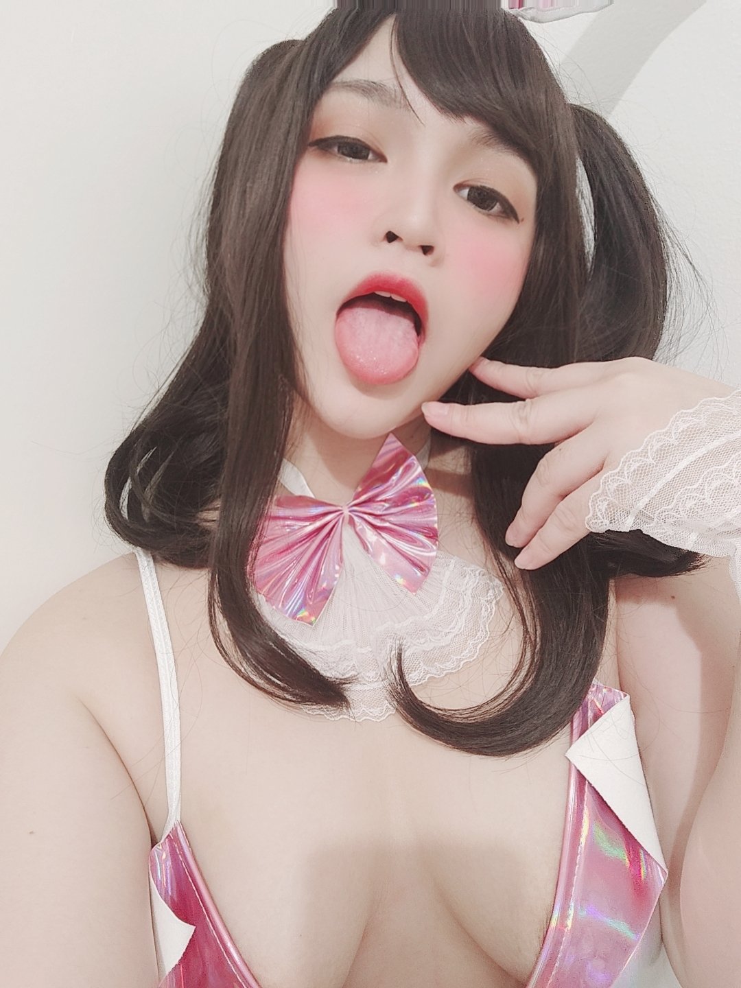 以身相挺了啦！混血 Coser 性感辣照 N 連發　向粉絲喊話需要金援救助