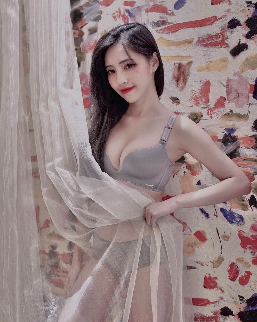 天氣炎熱穿的超火辣，那纖細的美腿和小蠻腰真的超正點～Cindy如如 - 美女圖 -