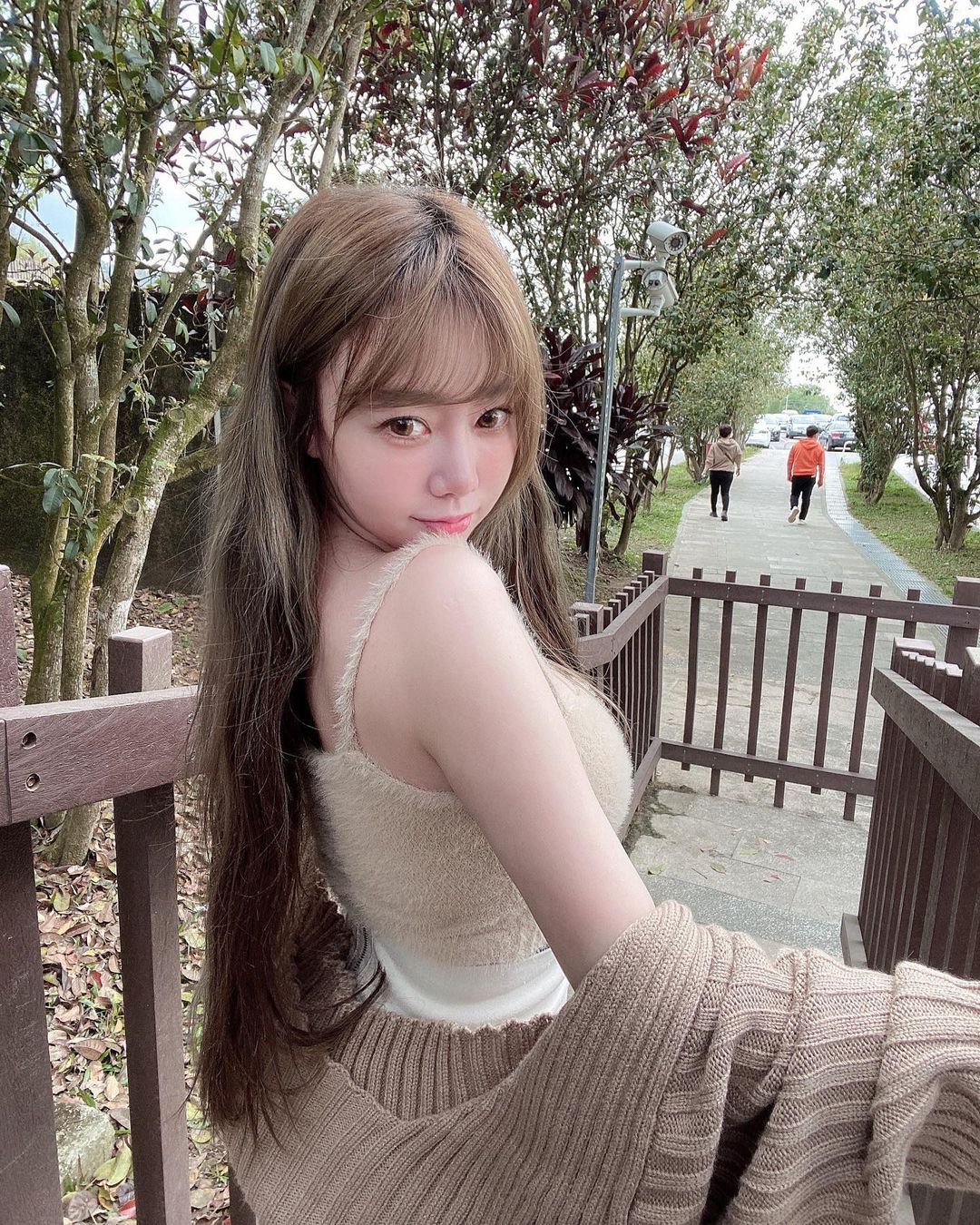 不光是帶著長輩出門參拜  還秀出了漂亮白嫩的修長美腿~小隻馬米米（可禹） - 美女圖 -
