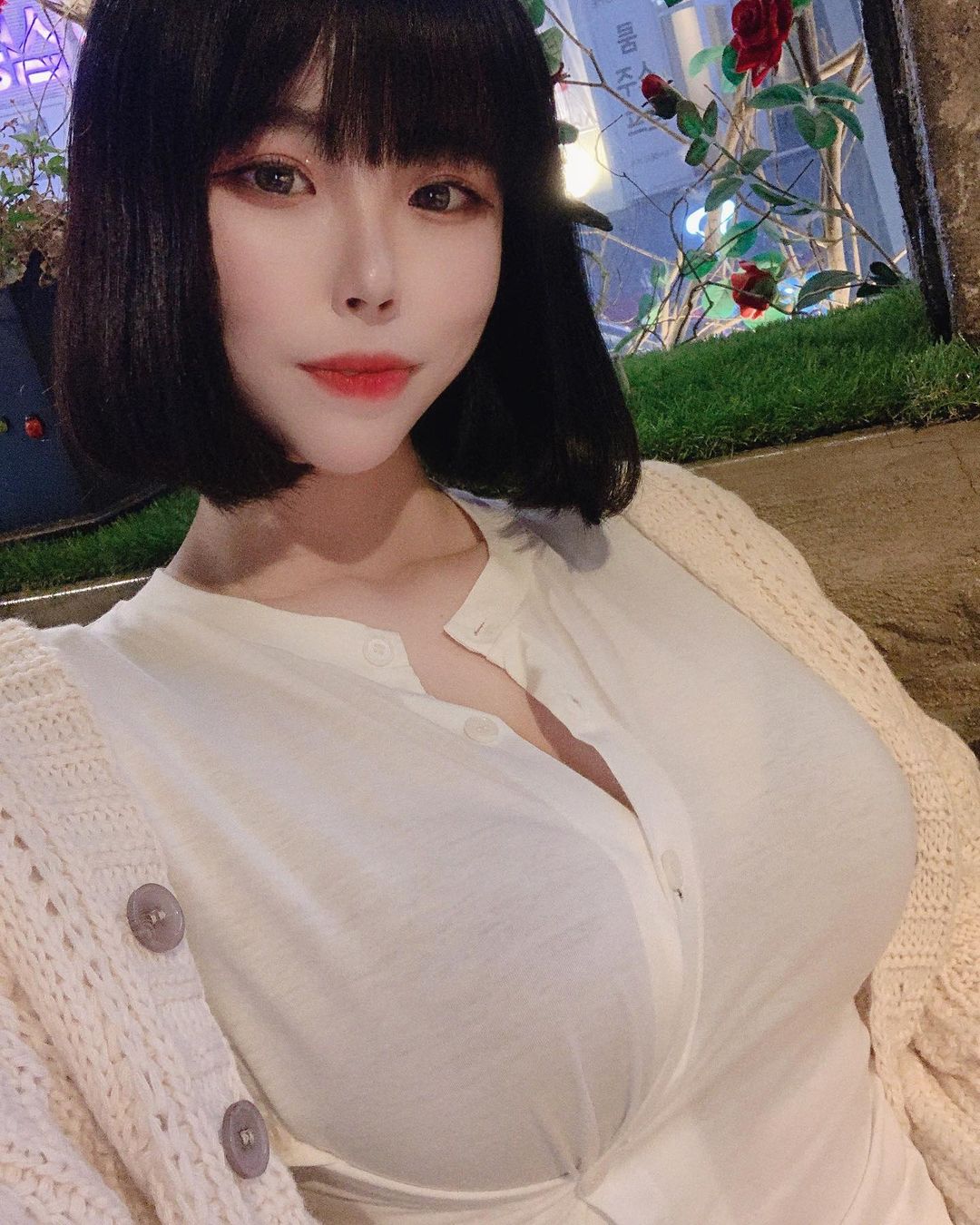 Ternyata gadis ini adalah selebriti Internet Korea 지여 닝. Dia terkenal di da...