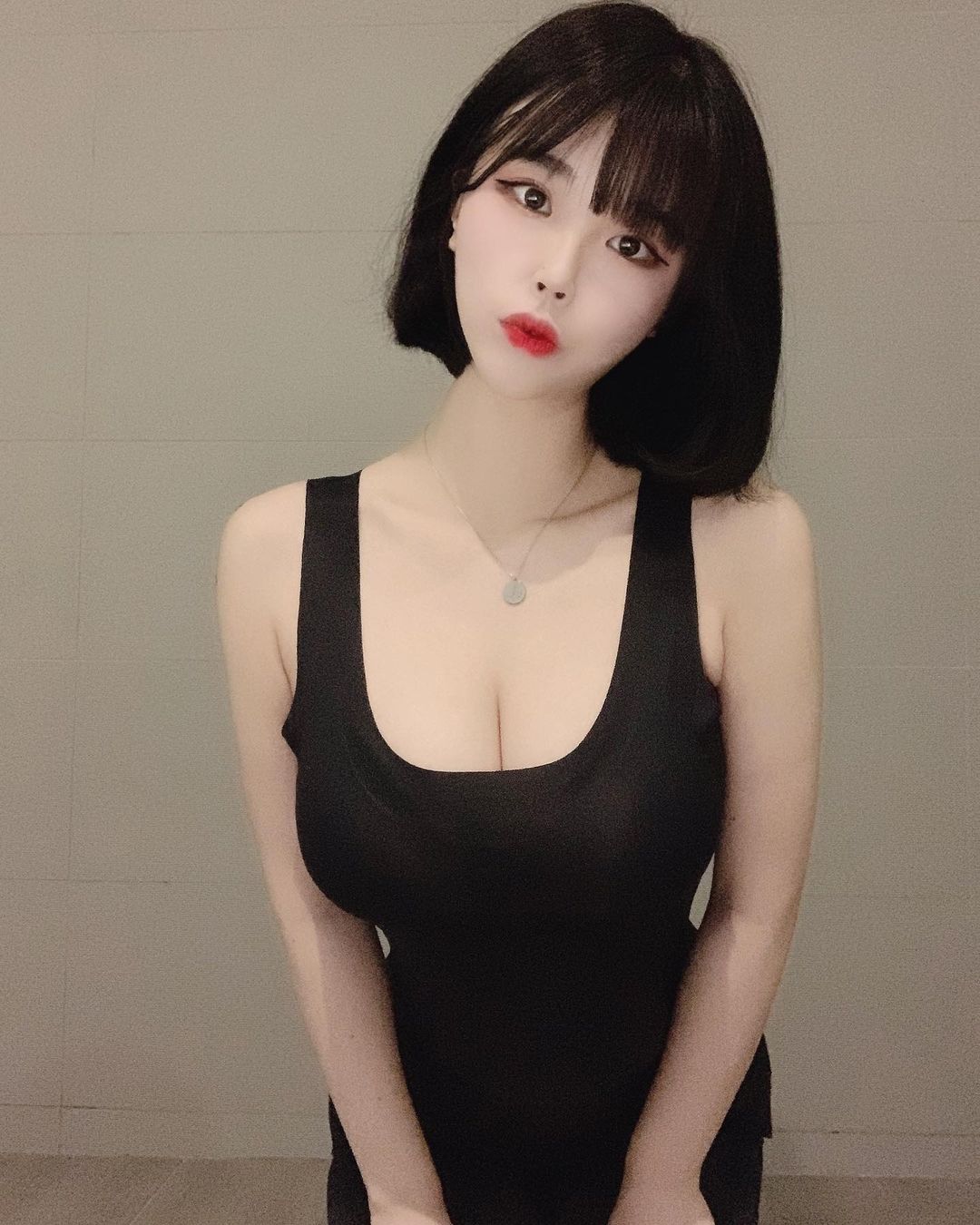 지여 닝 juga dilecehkan oleh netizen karena tubuhnya yang panas. 