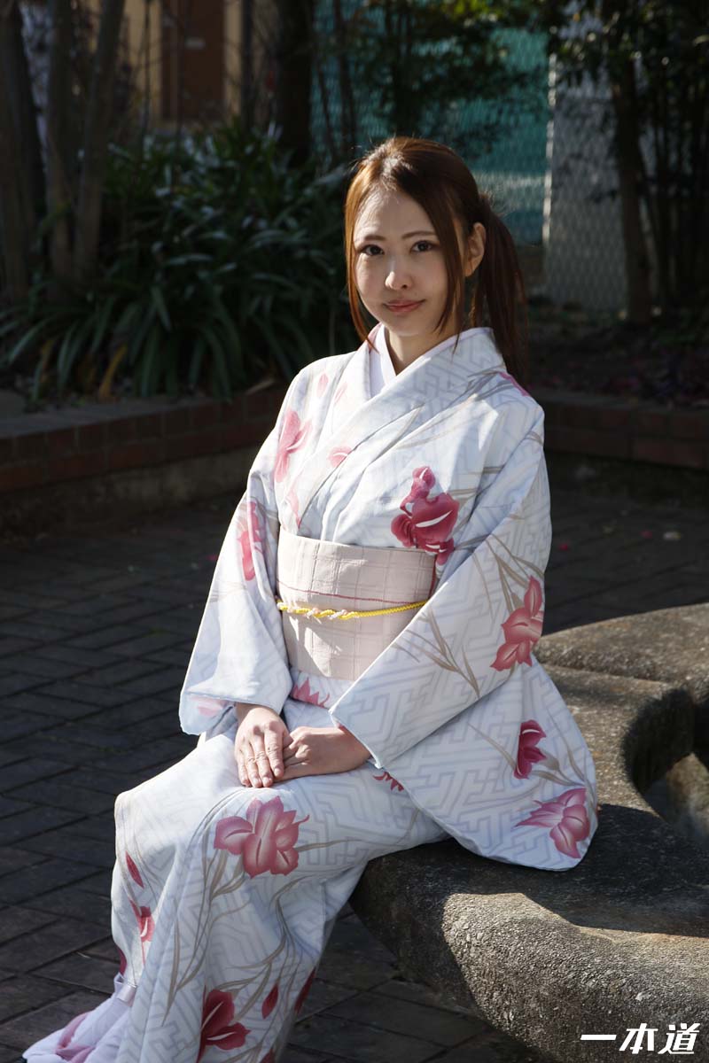 外表清纯的和服美人，私底下竟然是痴女色情狂  A pure beauty in kimono looks like a slut in  private Crazy