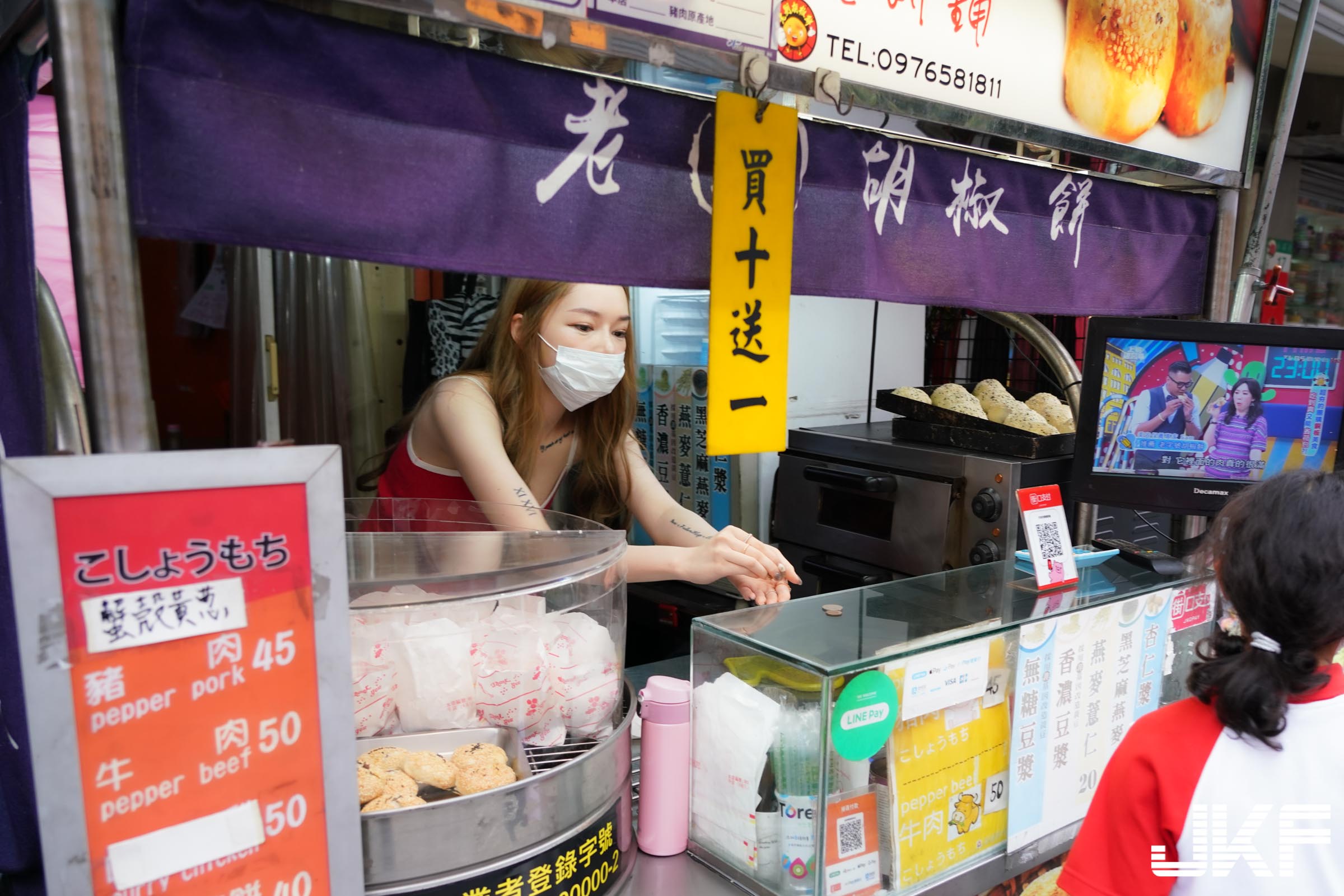 大稻埕「胡椒餅正妹」白皙美腿引瘋傳！極品火辣視角有夠迷人