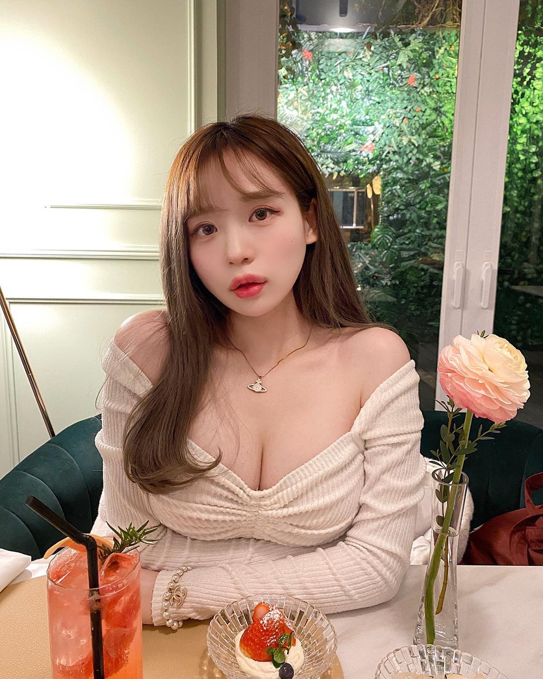 童顏巨乳「DJ mochi」解放核彈乳喝西瓜汁　女友視角炸出「深邃人字溝」畫面被肉色塞滿
