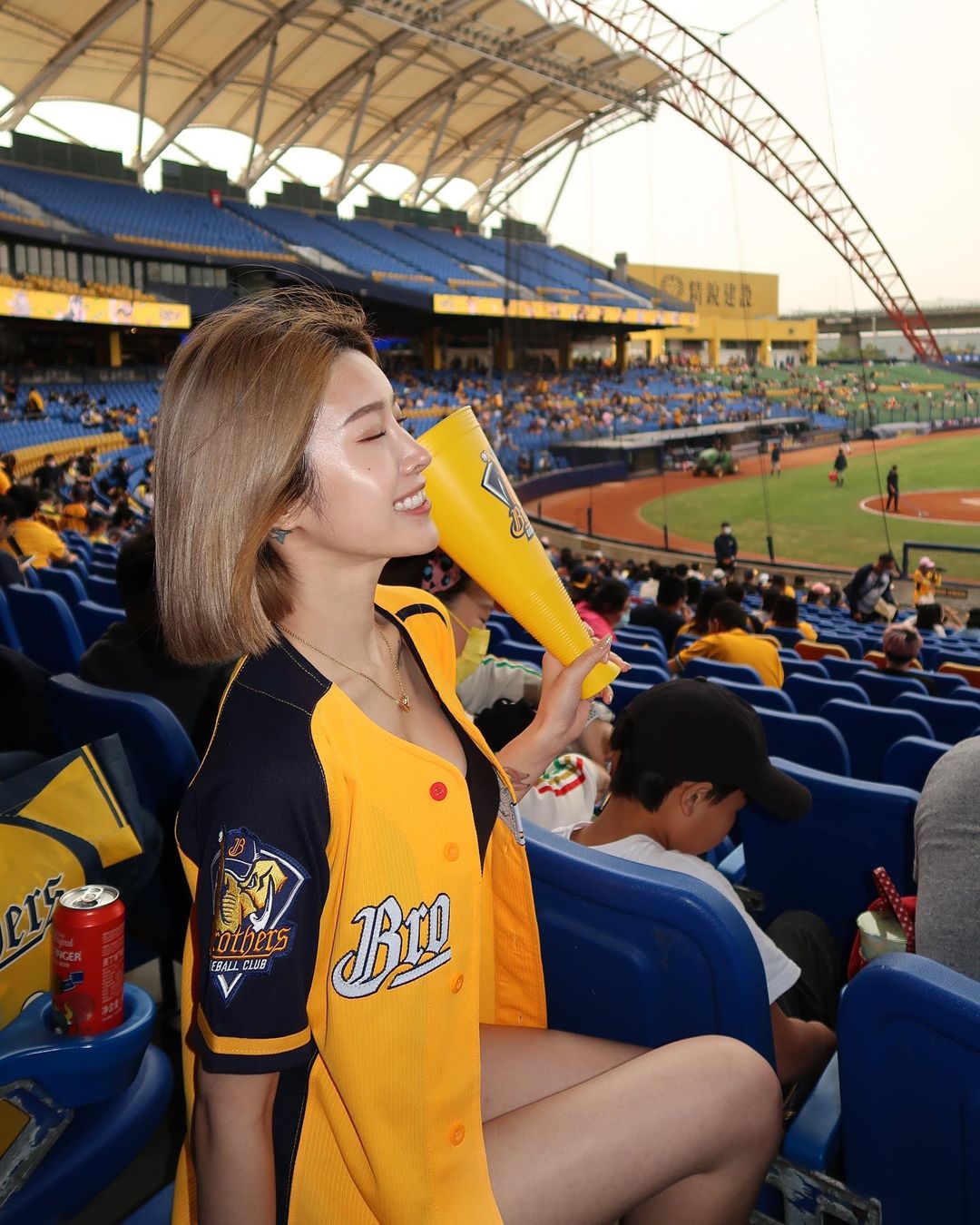 台中洲際棒球場驚見「短髮甜美正妹」！私下爆乳泳裝照讓人看了想狂揮加油棒！