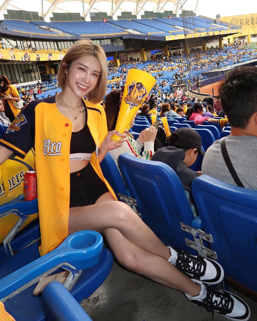 台中洲際棒球場驚見「短髮甜美正妹」！私下爆乳泳裝照讓人看了想狂揮加油棒！