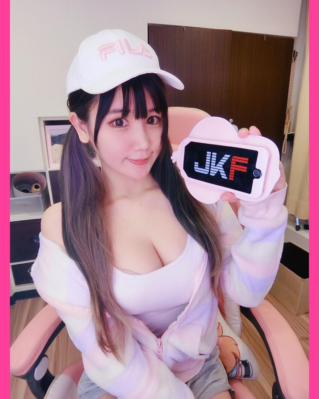 好兇猛的「爆乳新娘」！臉蛋甜美的電玩 coser「四月桐寶寶」 婚紗造型網友好想娶！