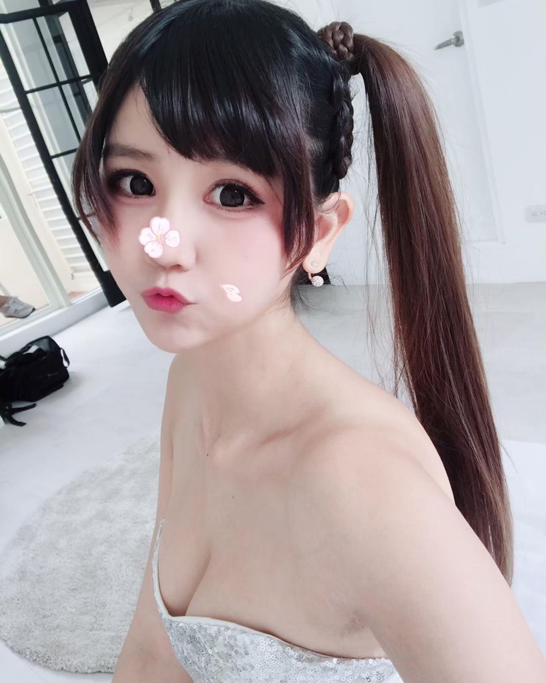 好兇猛的「爆乳新娘」！臉蛋甜美的電玩 coser「四月桐寶寶」 婚紗造型網友好想娶！