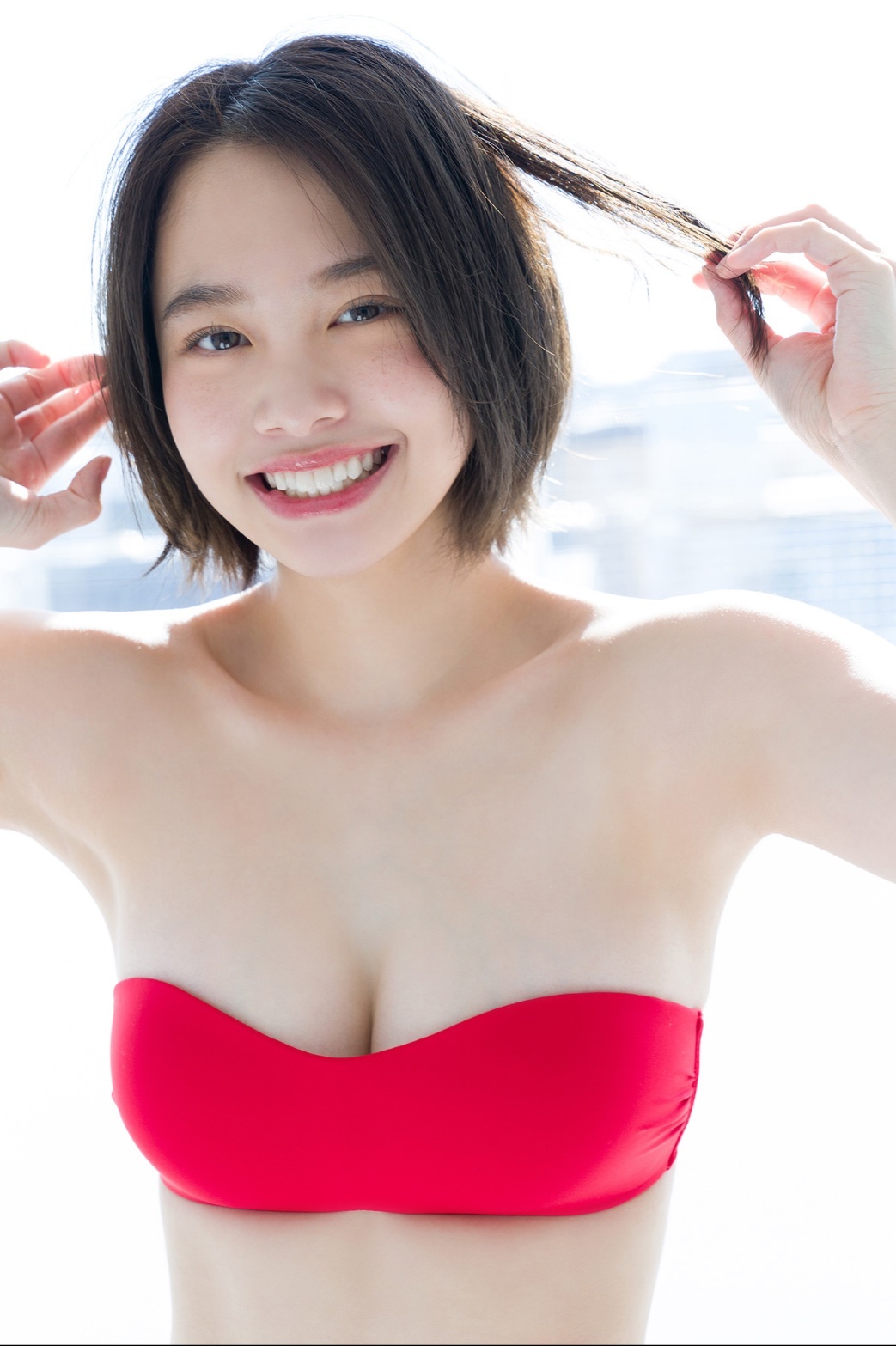 甜甜一笑，心情轉好！18 歲嫩妹「新田步凪」比基尼解放纖腰、事業線