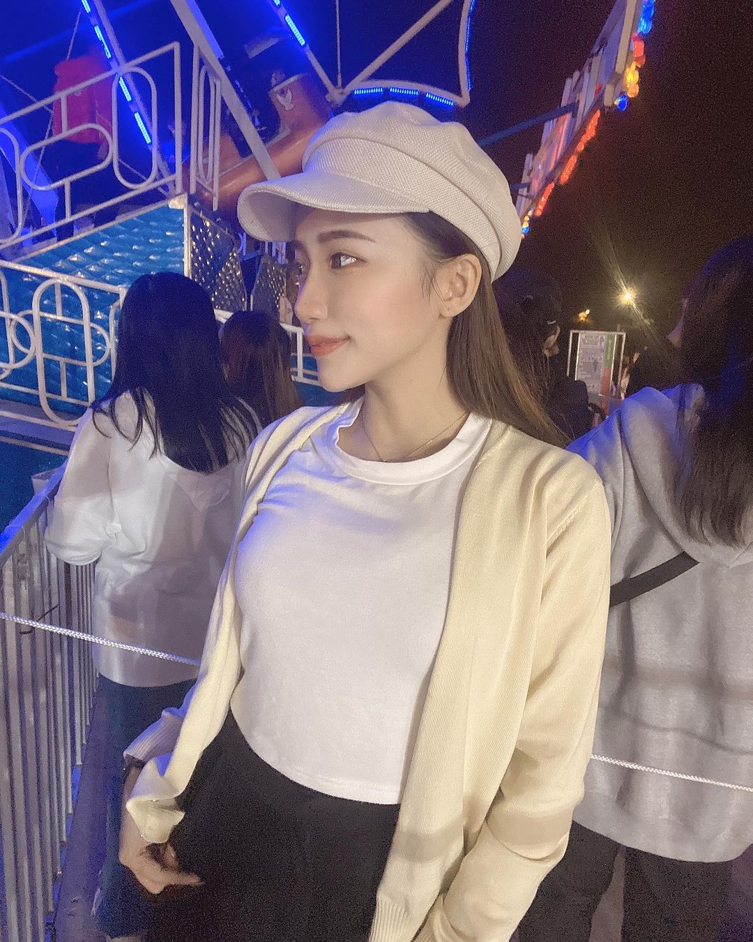 美女小畫家「伊柔」氣質好出眾！工作圍裙下暗藏「飽滿好身材」！