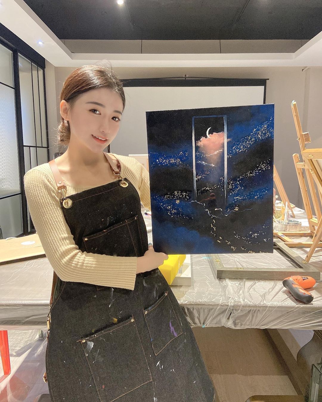 美女小畫家「伊柔」氣質好出眾！工作圍裙下暗藏「飽滿好身材」！