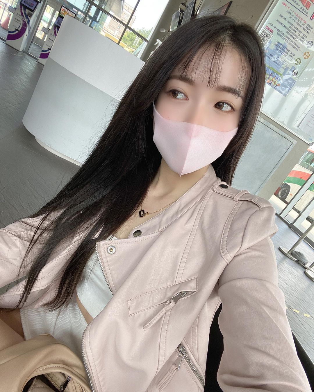 美女小畫家「伊柔」氣質好出眾！工作圍裙下暗藏「飽滿好身材」！