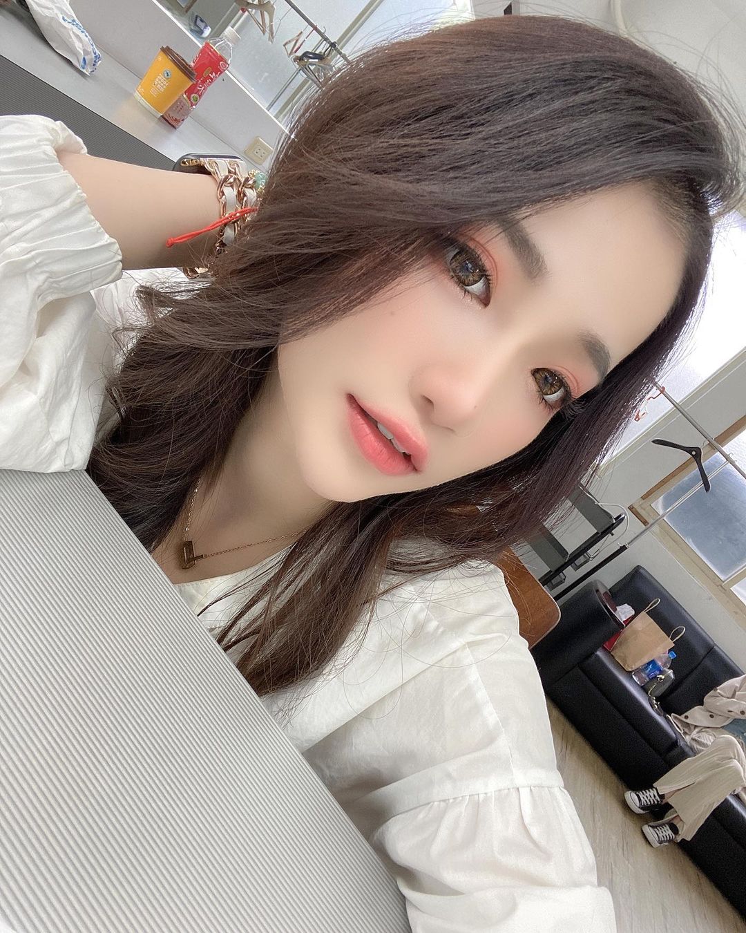 美女小畫家「伊柔」氣質好出眾！工作圍裙下暗藏「飽滿好身材」！