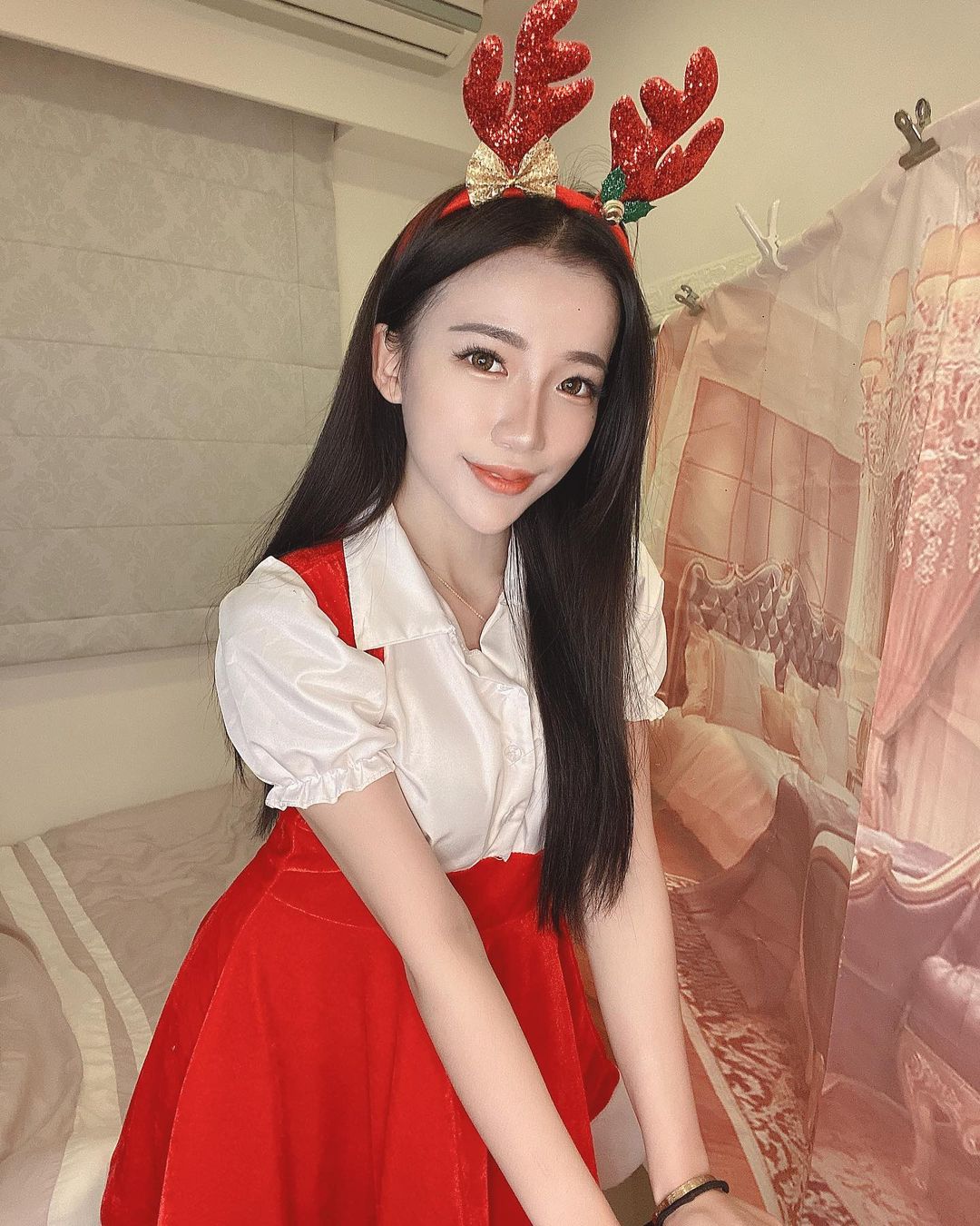 美女小畫家「伊柔」氣質好出眾！工作圍裙下暗藏「飽滿好身材」！
