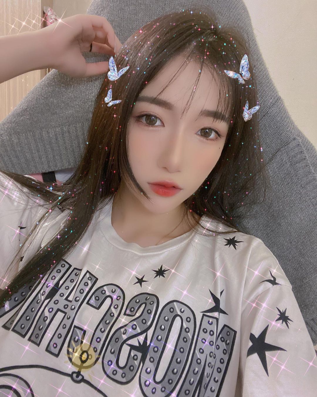 美女小畫家「伊柔」氣質好出眾！工作圍裙下暗藏「飽滿好身材」！