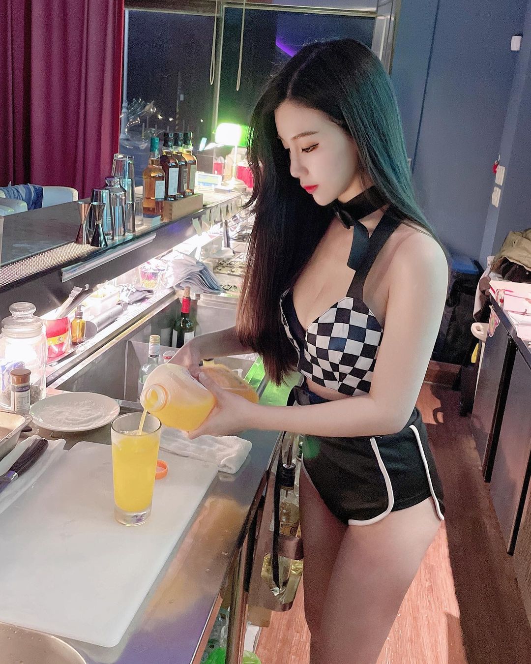 性感 Bartender「Miyo 米優」火辣爆乳特調　讓人還沒喝就先醉倒