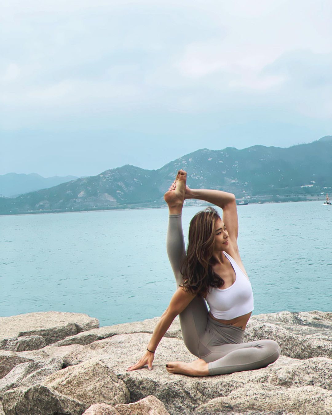 香港空姐轉行當「瑜伽老師」！軟Ｑ的不光是筋骨還有「渾圓飽滿」的雙峰！