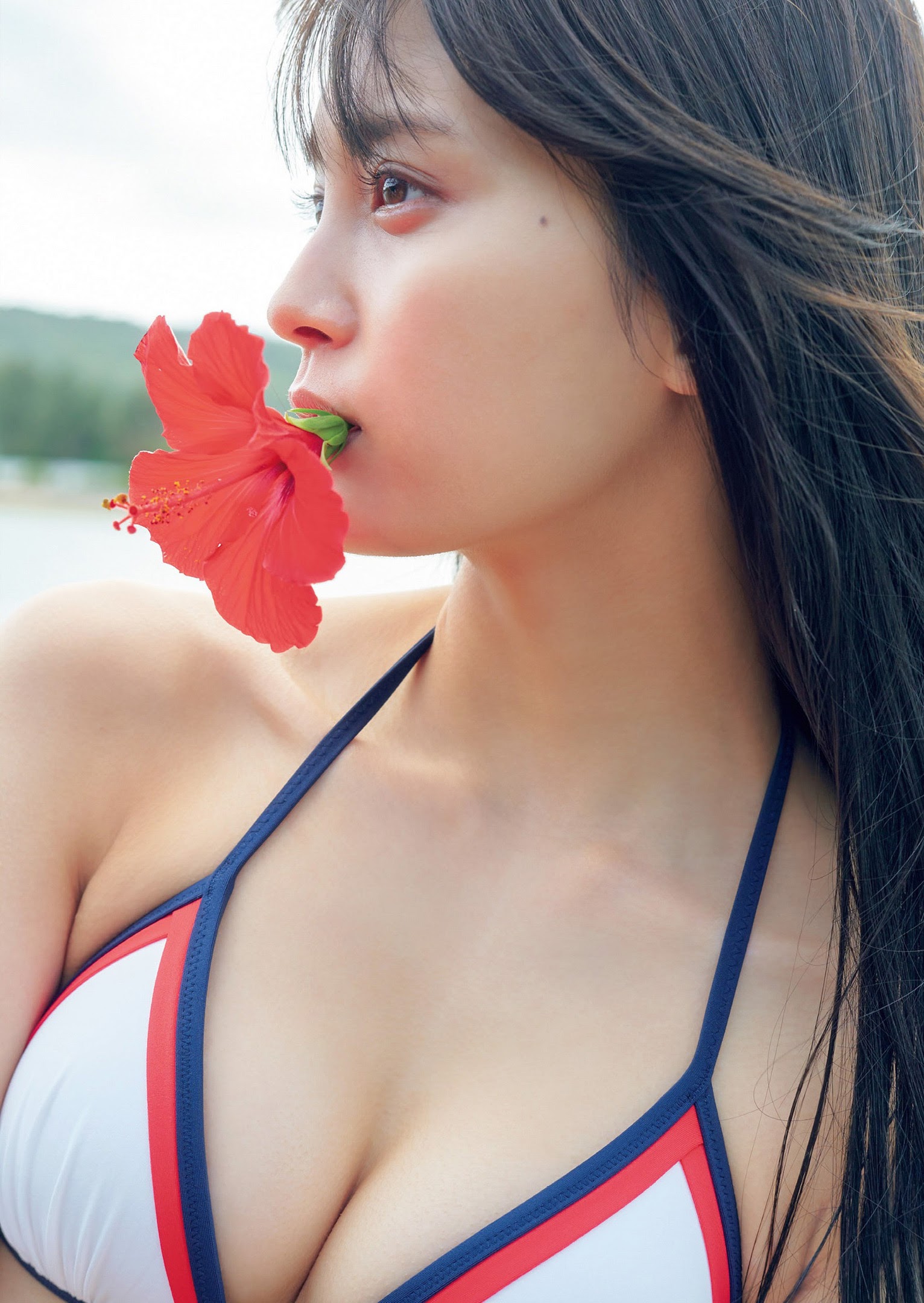 18 歲的青春魅力！清新正妹「小山璃奈」高中一畢業就解放酥胸、長腿