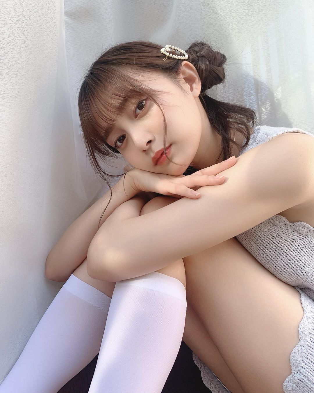 18 歲的青春魅力！清新正妹「小山璃奈」高中一畢業就解放酥胸、長腿