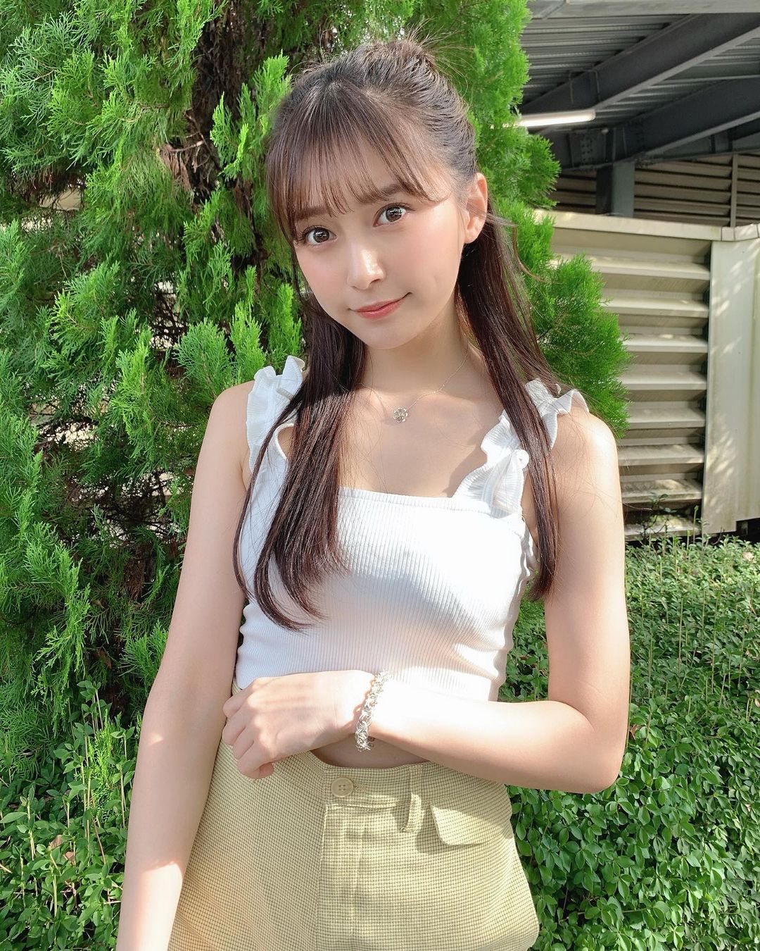 18 歲的青春魅力！清新正妹「小山璃奈」高中一畢業就解放酥胸、長腿