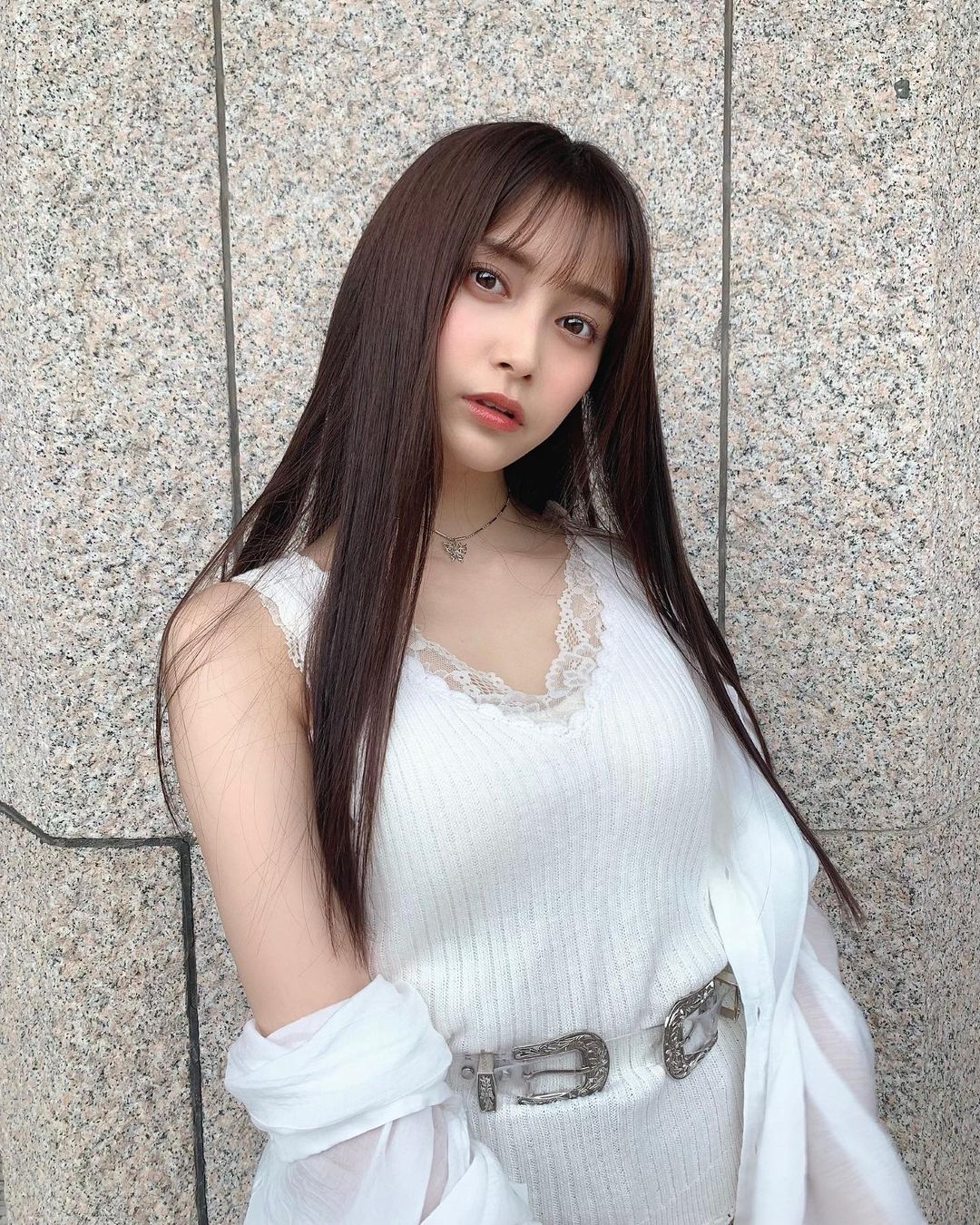 18 歲的青春魅力！清新正妹「小山璃奈」高中一畢業就解放酥胸、長腿