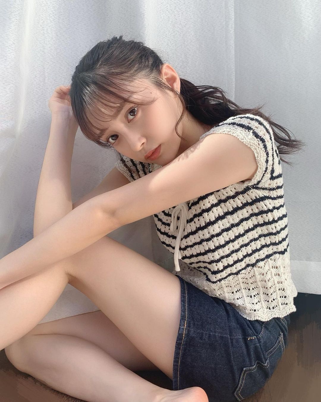 18 歲的青春魅力！清新正妹「小山璃奈」高中一畢業就解放酥胸、長腿