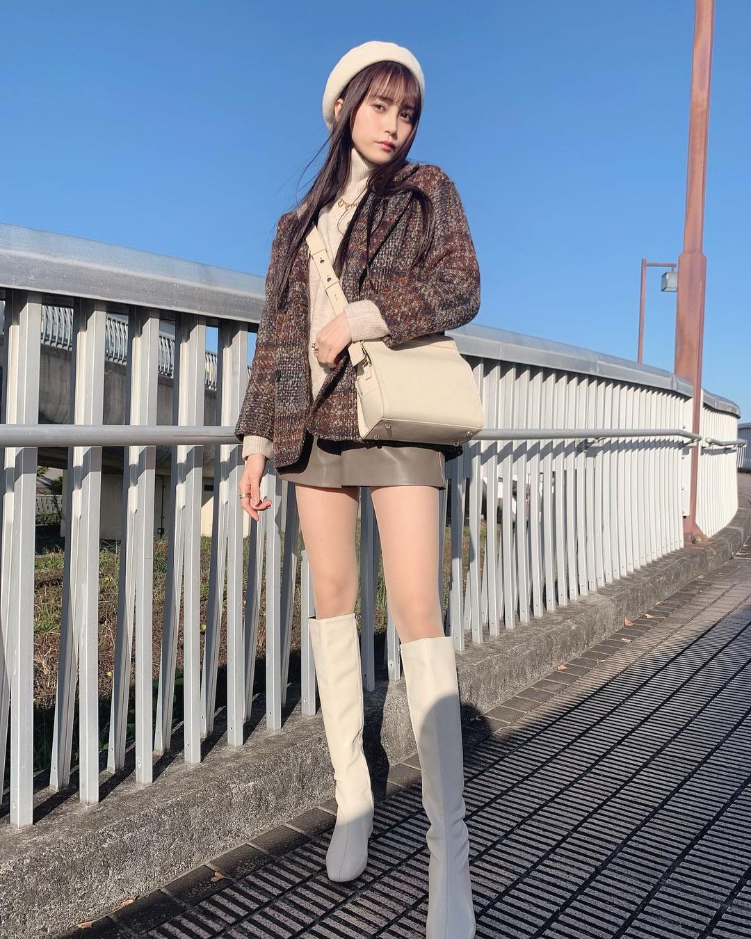 18 歲的青春魅力！清新正妹「小山璃奈」高中一畢業就解放酥胸、長腿