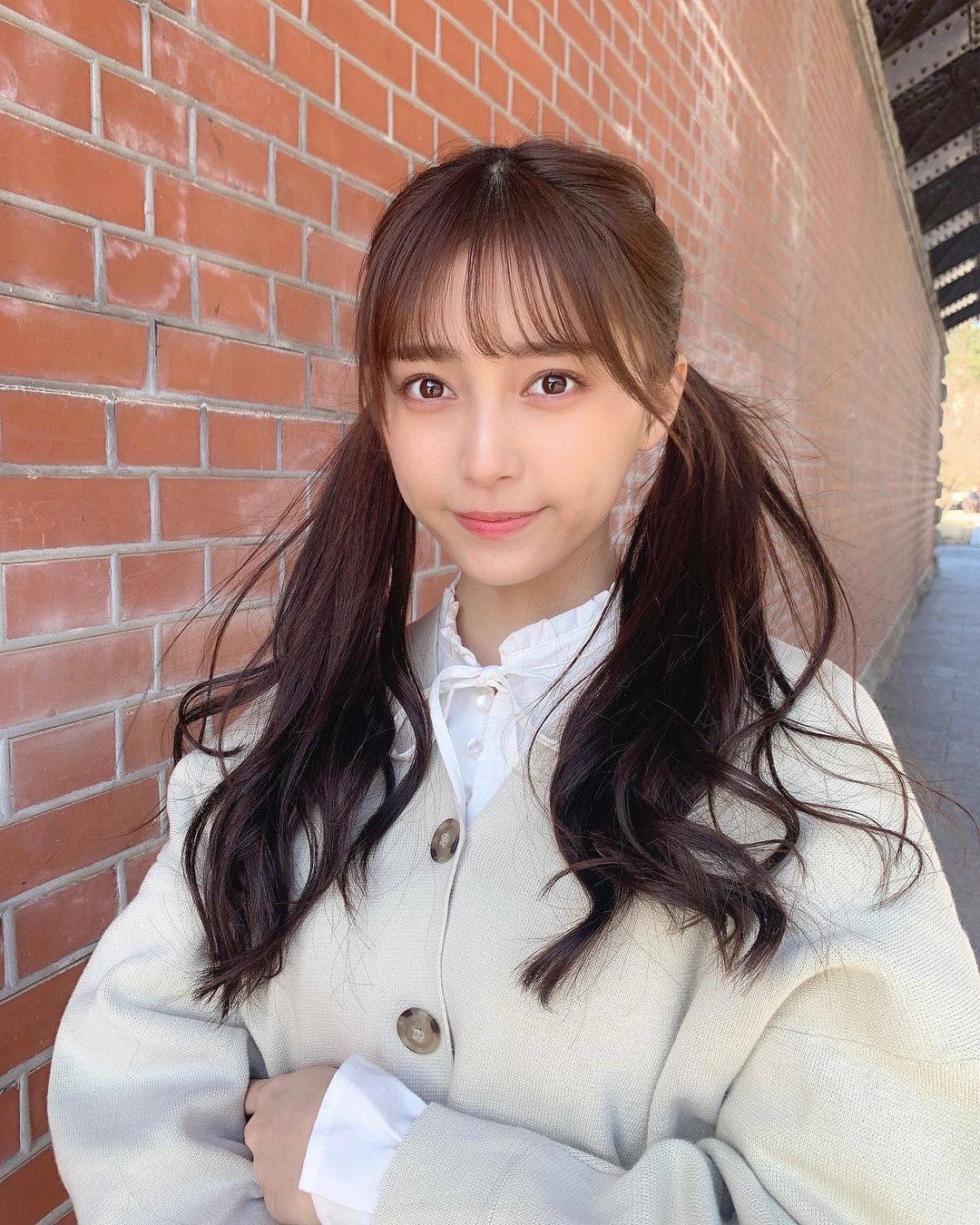 18 歲的青春魅力！清新正妹「小山璃奈」高中一畢業就解放酥胸、長腿