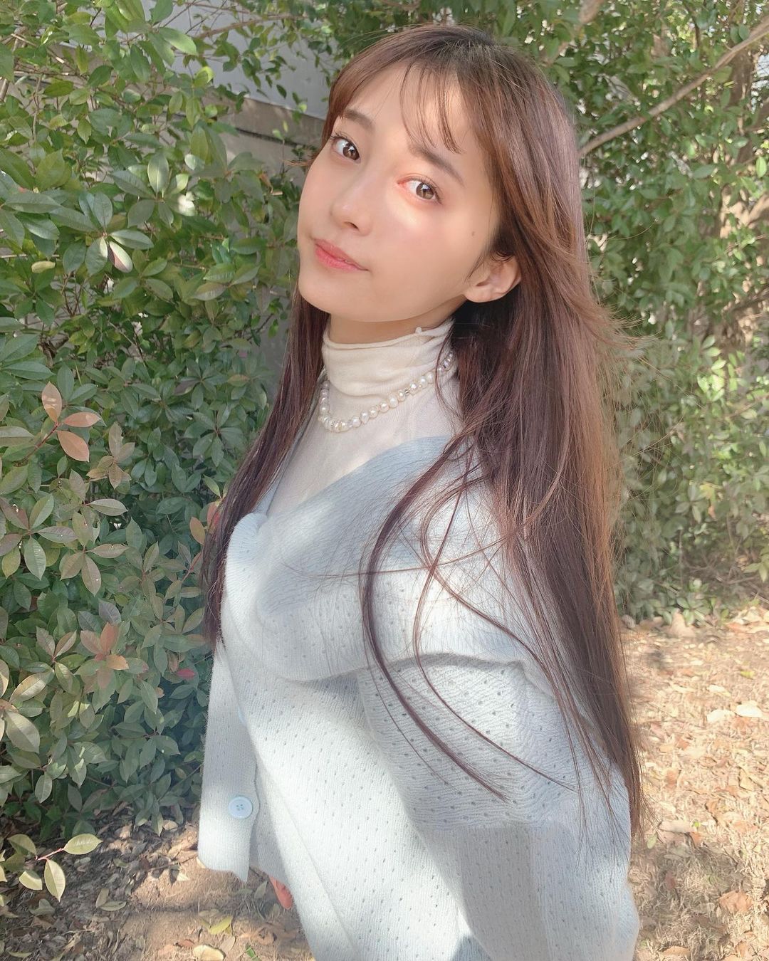 18 歲的青春魅力！清新正妹「小山璃奈」高中一畢業就解放酥胸、長腿