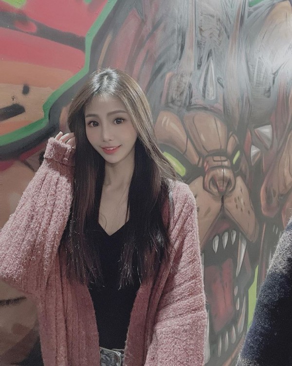 骨感正妹竺竺 白皙肌膚與雪乳超吸睛 - 美女圖 -