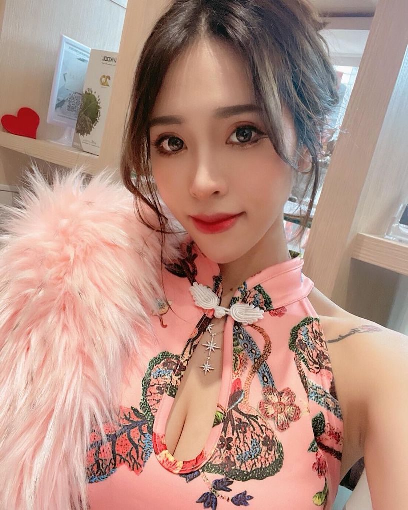 正妹「阮蓎 Nana」化身誘惑女僕，服裝開口超低「乳球要蹦出」！