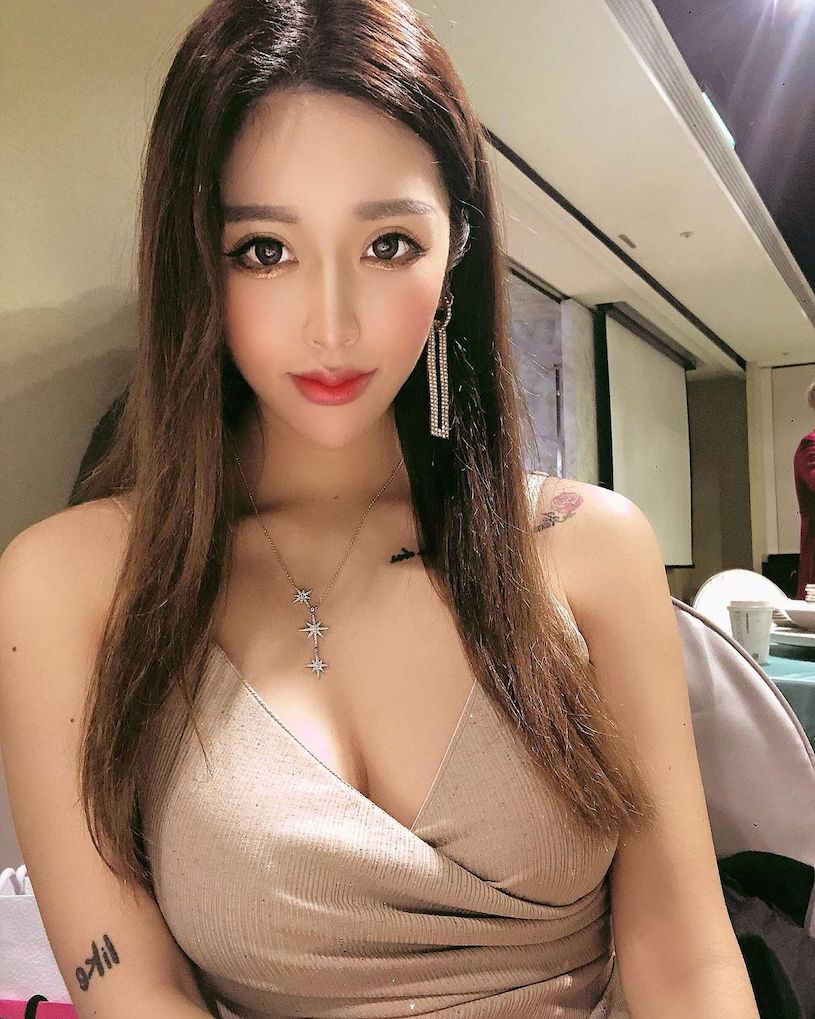 正妹「阮蓎 Nana」化身誘惑女僕，服裝開口超低「乳球要蹦出」！