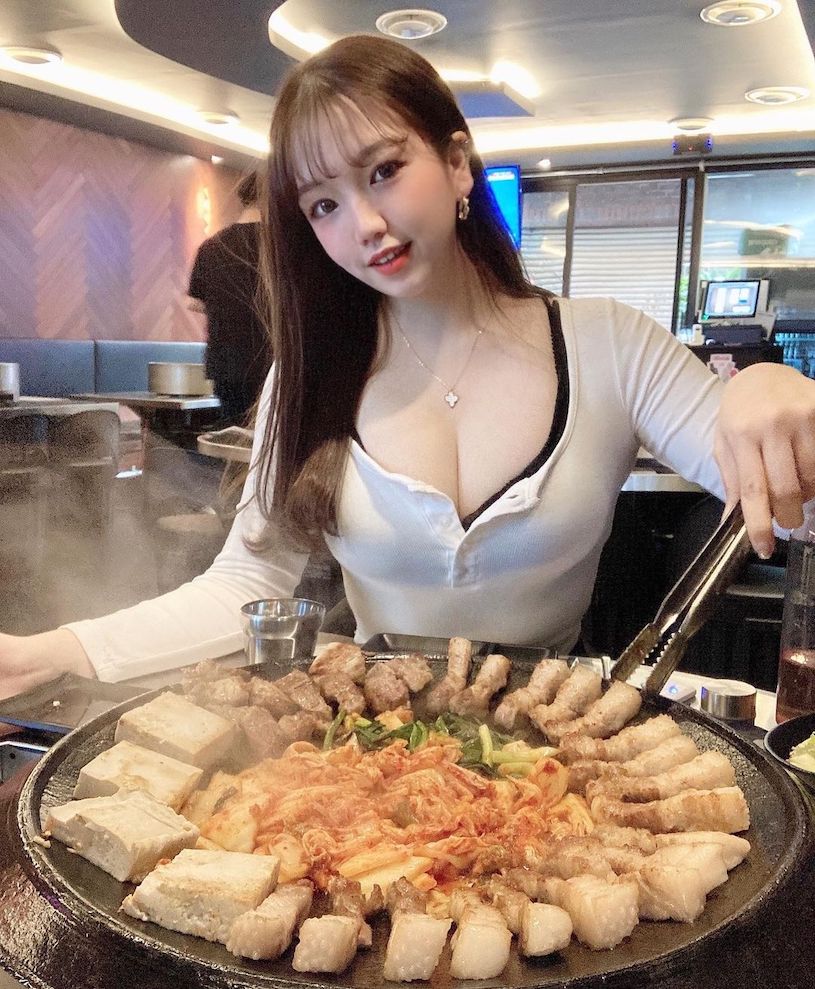 【蜗牛娱乐】韓國甜心「車頭燈很大顆」，吃烤肉時美乳把上衣撐開了！
