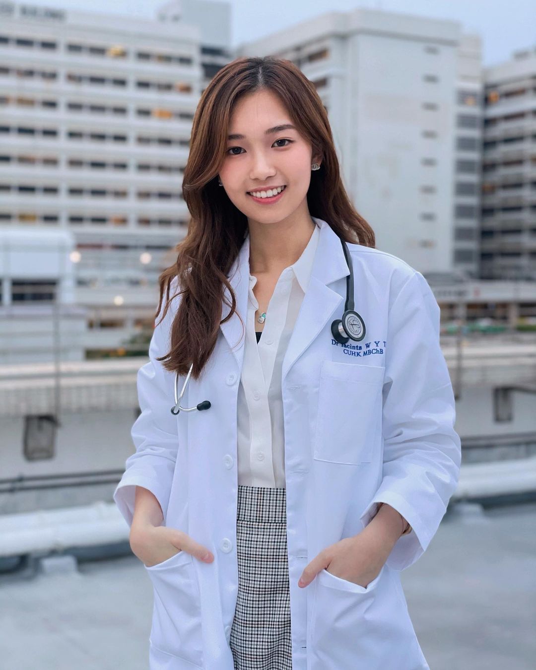 清新可人的「正妹醫生」讓人好心動！超甜笑容和專業白袍，網友：想給你看病！