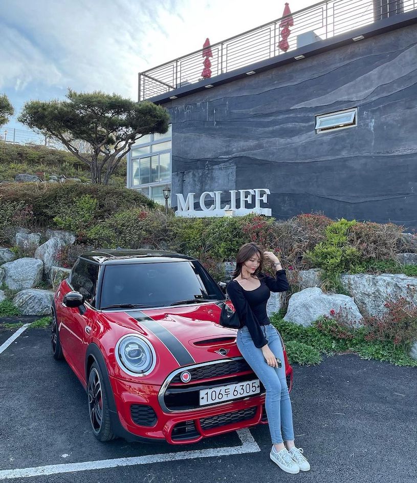 Mini Cooper 正妹女業務「顏值高、曲線兇」，「九頭身好比例」讓人想立刻買車！