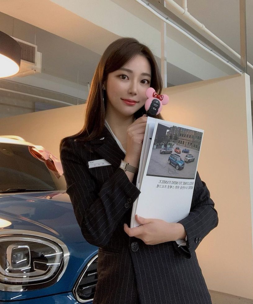 Mini Cooper 正妹女業務「顏值高、曲線兇」，「九頭身好比例」讓人想立刻買車！