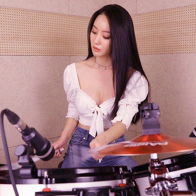 韓國「正妹鼓手」YouTube 狂吸百萬訂閱！「長髮、美乳」外貌超加分