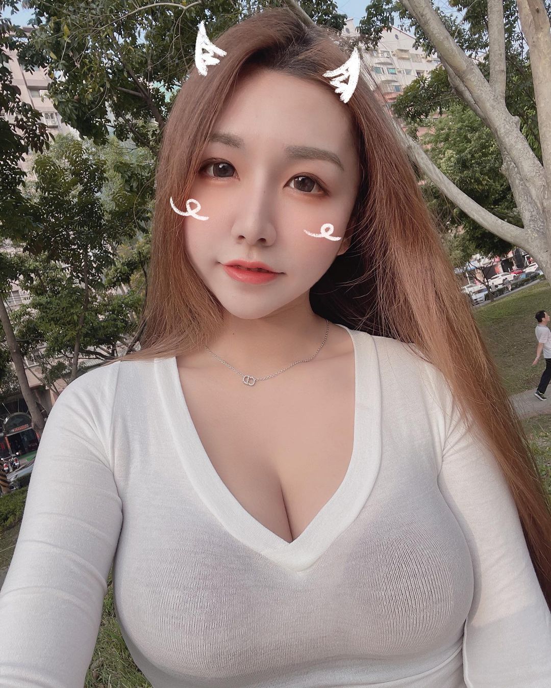 墾丁白沙灣便利商店「比基尼巨乳正妹」出沒！超猛好身材讓網友瘋狂：不選飲料要選你！