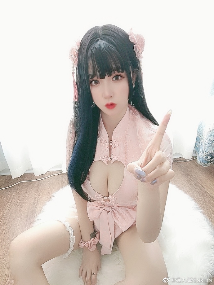 甜美 Coser「貓九醬」化身巨乳俏女僕！羞喊：「主人，起床喝奶啦！」