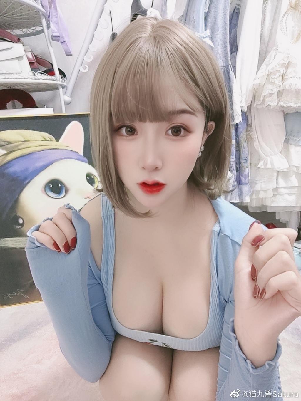 甜美 Coser「貓九醬」化身巨乳俏女僕！羞喊：「主人，起床喝奶啦！」