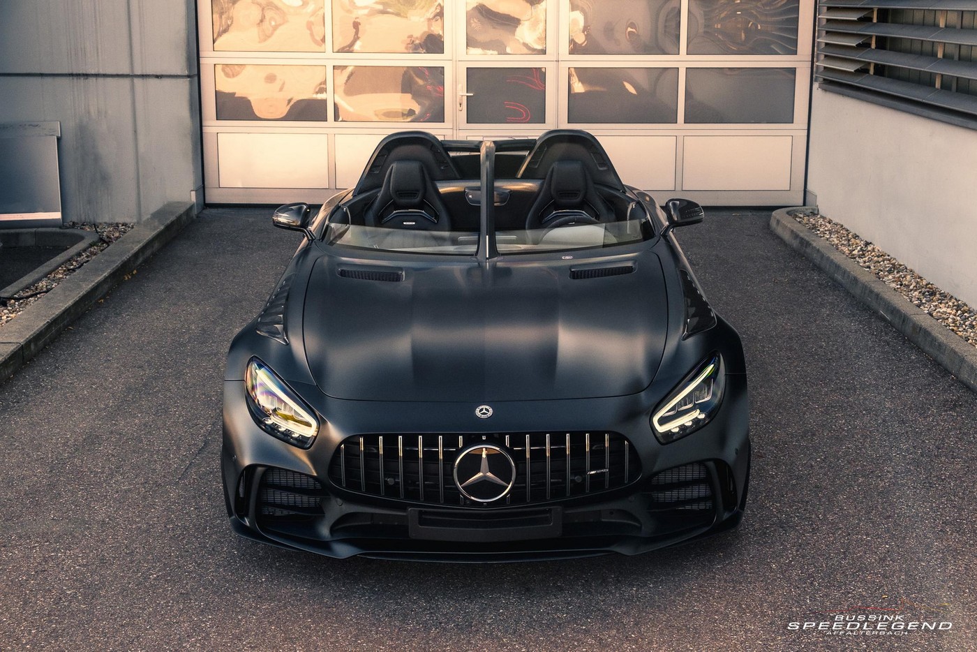 https___hk.hypebeast.com_files_2021_05_roland-a-bussink-mercedes-amg-gt-r-roadst.jpg