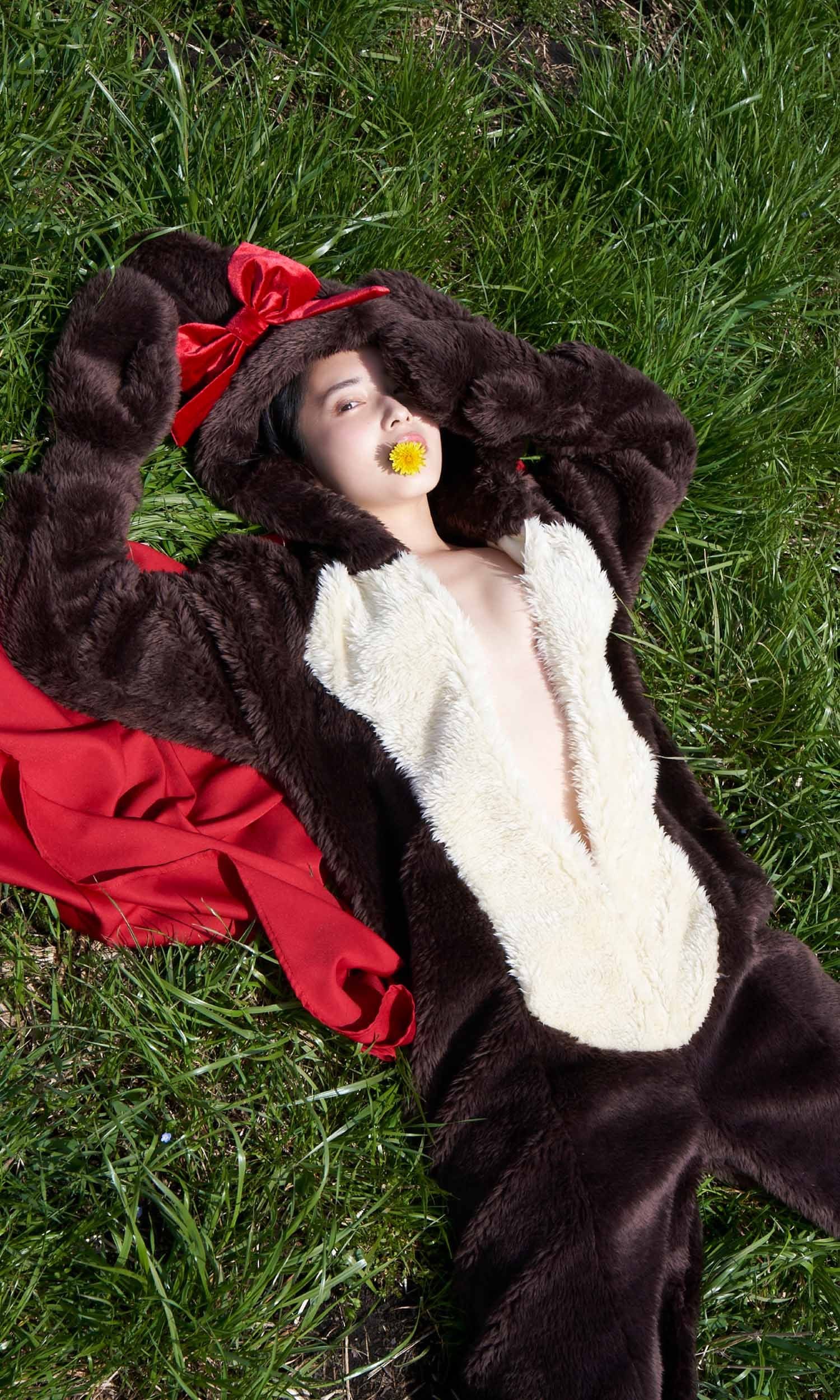 21 歲短髮正妹「大原梓」久違拍攝寫真  比基尼示範各種性感躺姿