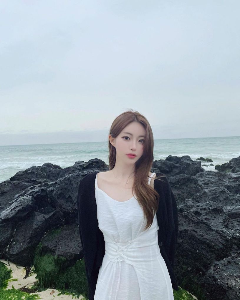 到大草原踏青的「高顏值老闆娘」，IG美照「曲線好誘人」！