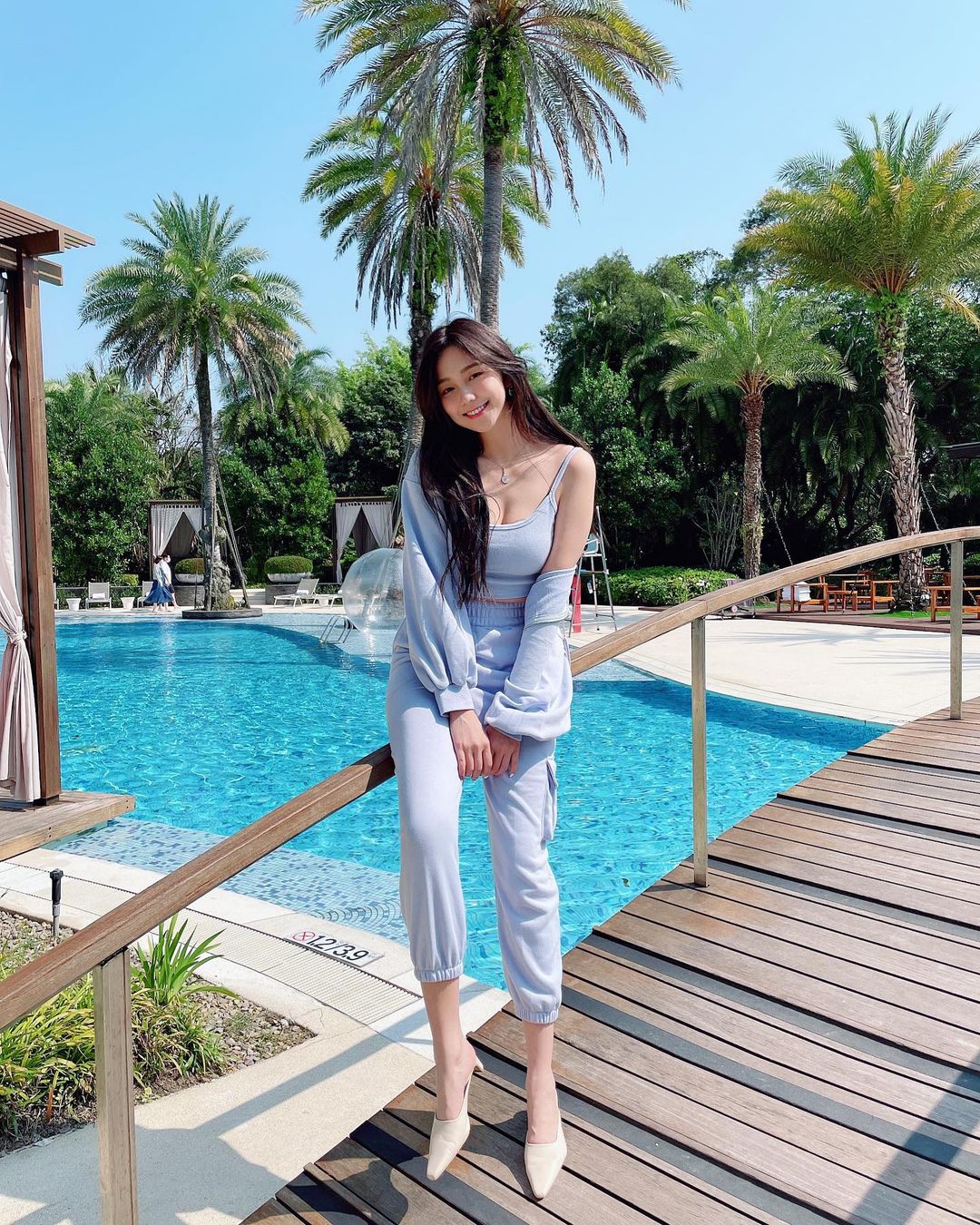 破百萬追蹤的「神正氣質OL」！「美胸長腿」被鄉民推爆：這是狠角色